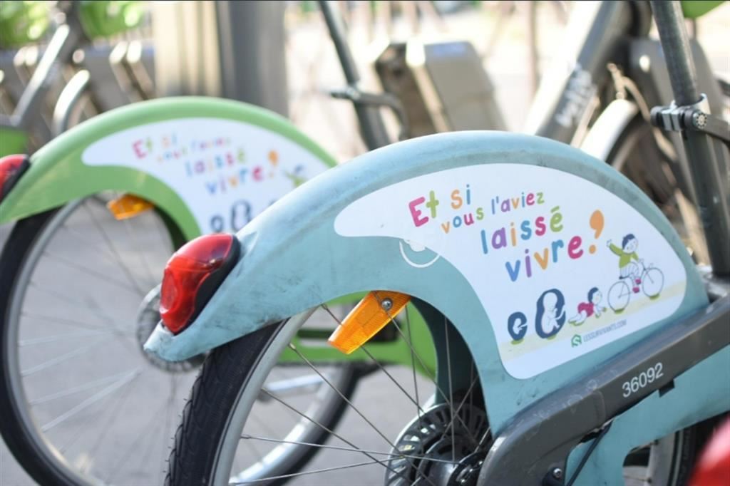 Gli adesivi sulle popolari bici pubbliche parigine Velib