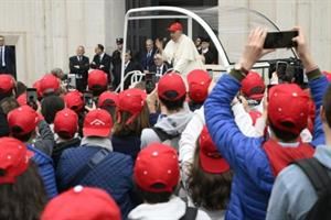 l Papa ai cresimandi: il diavolo è felice se sparliamo e litighiamo