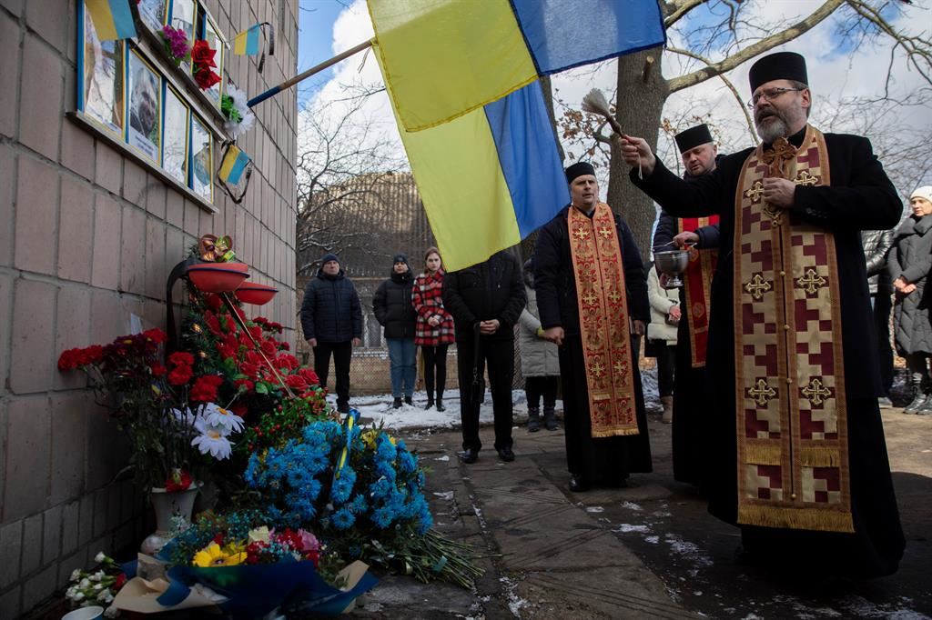 L'arcivescovo Sviatoslav Shevchuk, capo della Chiesa greco-cattolica ucraina, al memoriale di otto civili uccisi dai militari russi a Bucha un anno fa