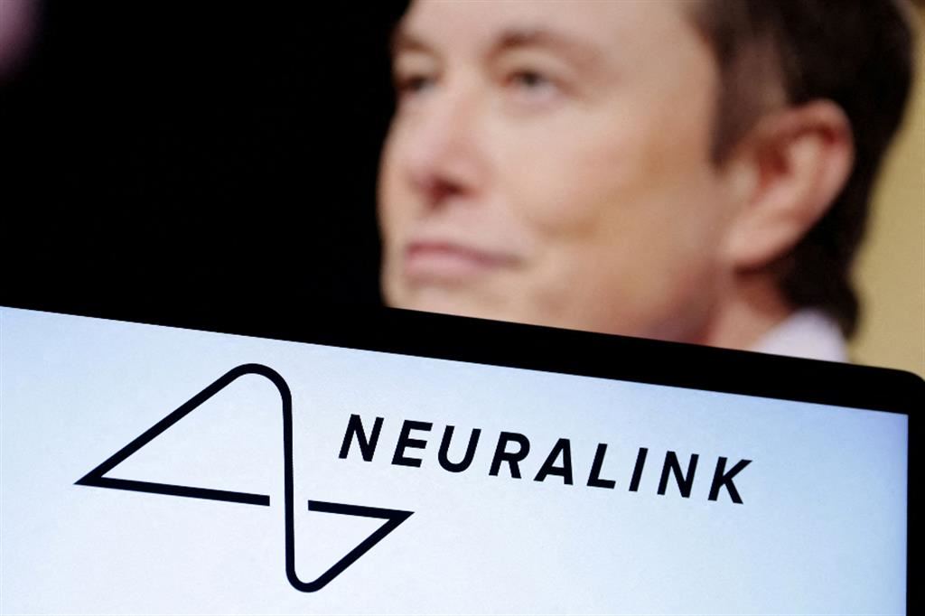 Elon Musk mostra il logo di Neuralink