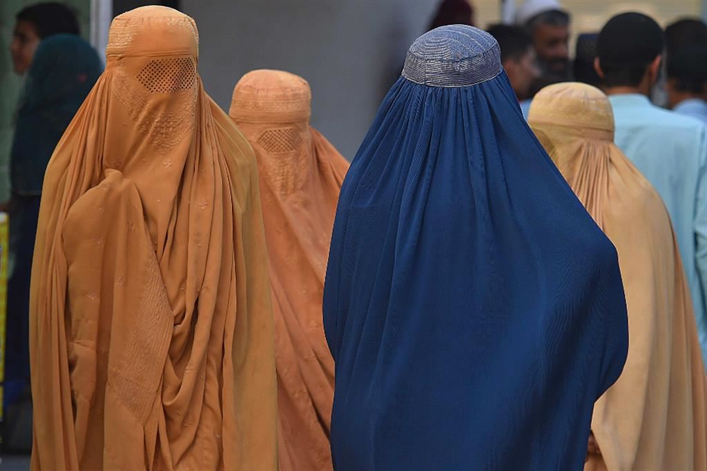 Donne afghane cancellate dal burqa