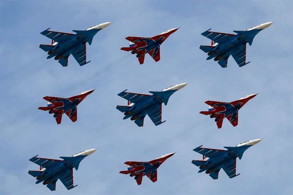 Jet militari russi volano sul cielo di Mosca durante una parata militare