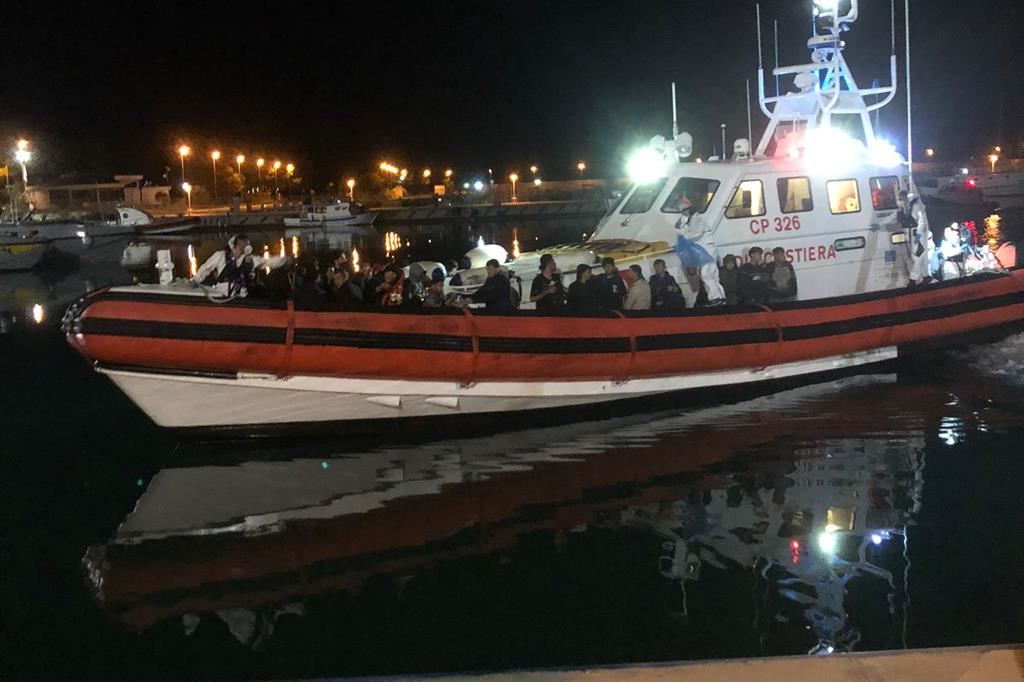 L'arrivo a Roccella Jonica dei migranti soccorsi la scorsa notte