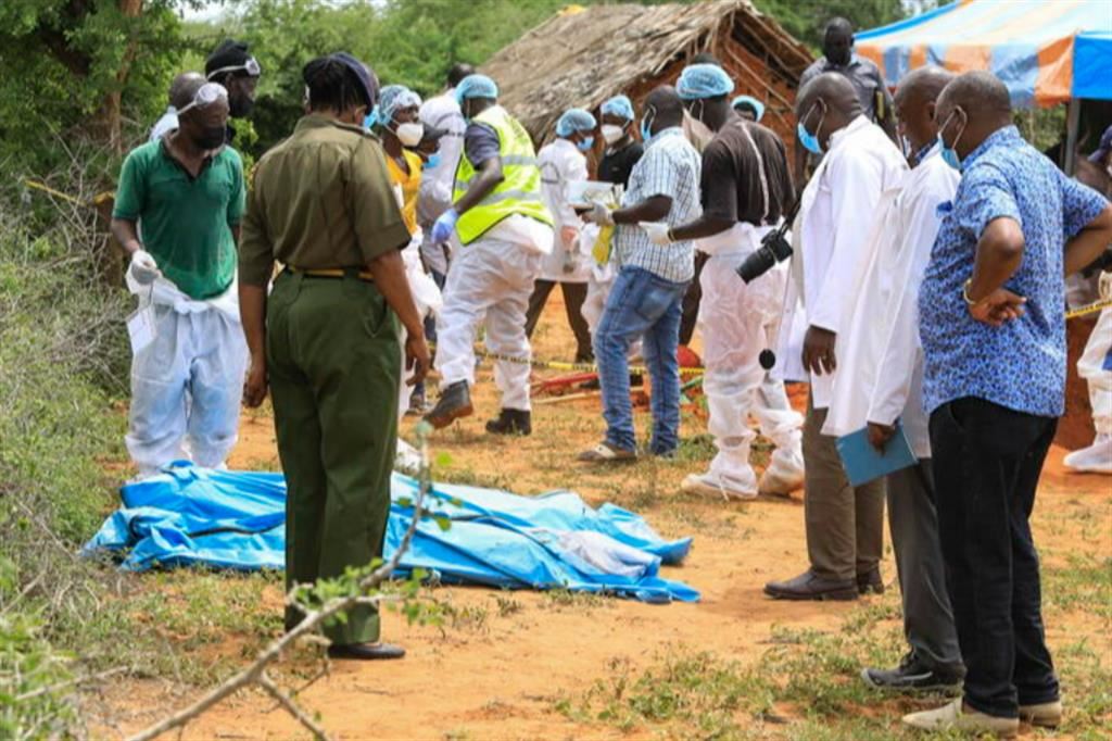 Sono già più di 240 i corpi trovati sepolti in fosse comuni in Kenya. Sotto accusa i leader di una setta che si dice cristiana