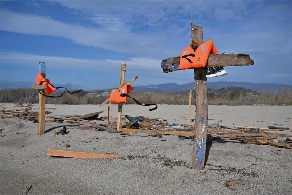 Le croci sul luogo del naufragio a Steccato di Cutro: le ricerche dei migranti sono andate avanti per settimane