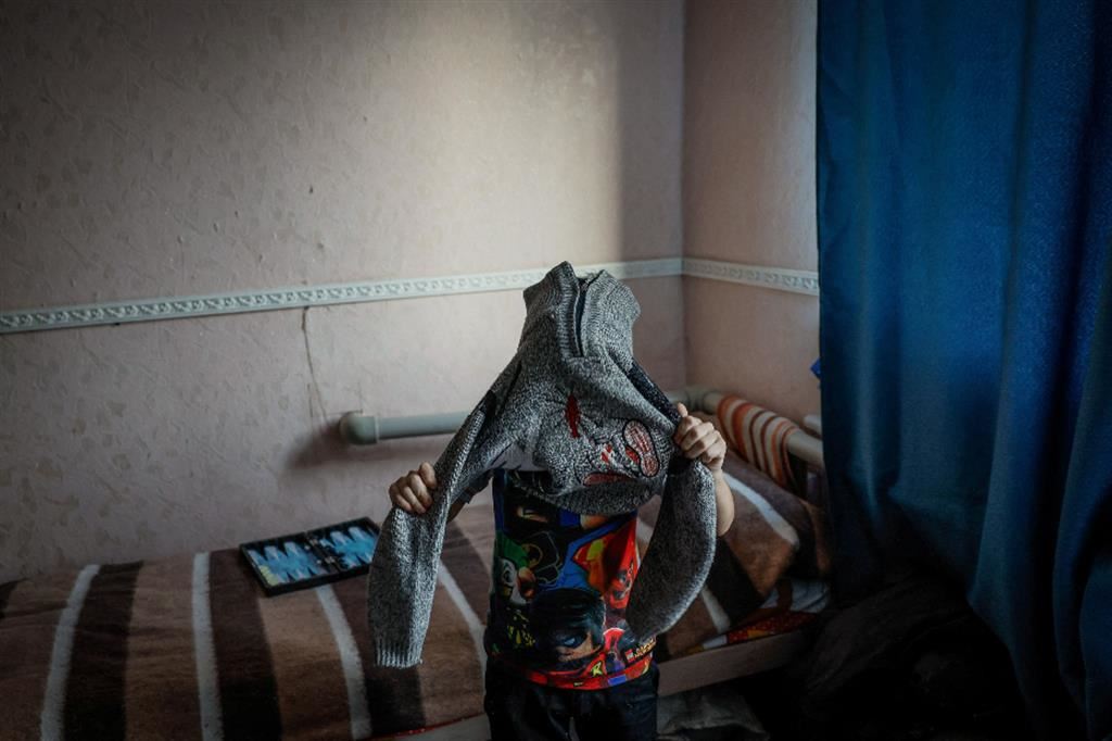 Ruslan, 9 anni, sfollato dalla città di Toretsk in un rifugio temporaneo a Kostiantynivka nella regione del Donetsk