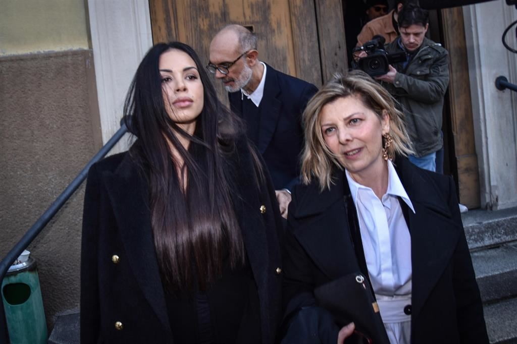 Karima el Mahrough all'uscita del tribunale di Milano