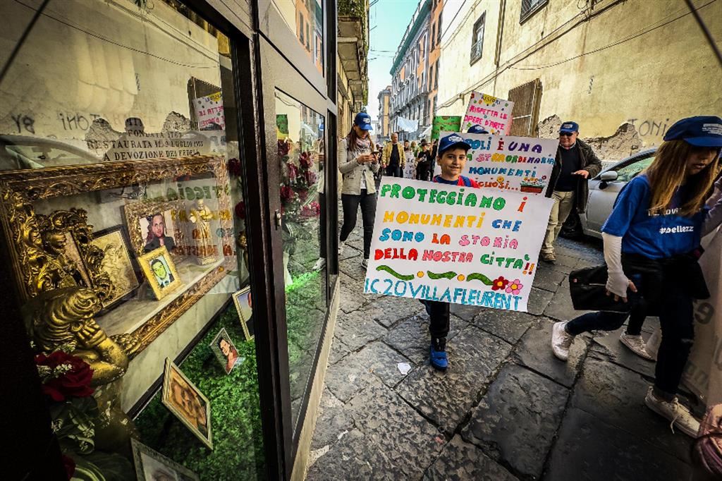 Scuole e associazioni giovanili hanno promosso un corteo nel centro di Napoli per salvaguardare i monumenti cittadini dal vandalismo da scudetto. Festa sì, brutture no - Ansa