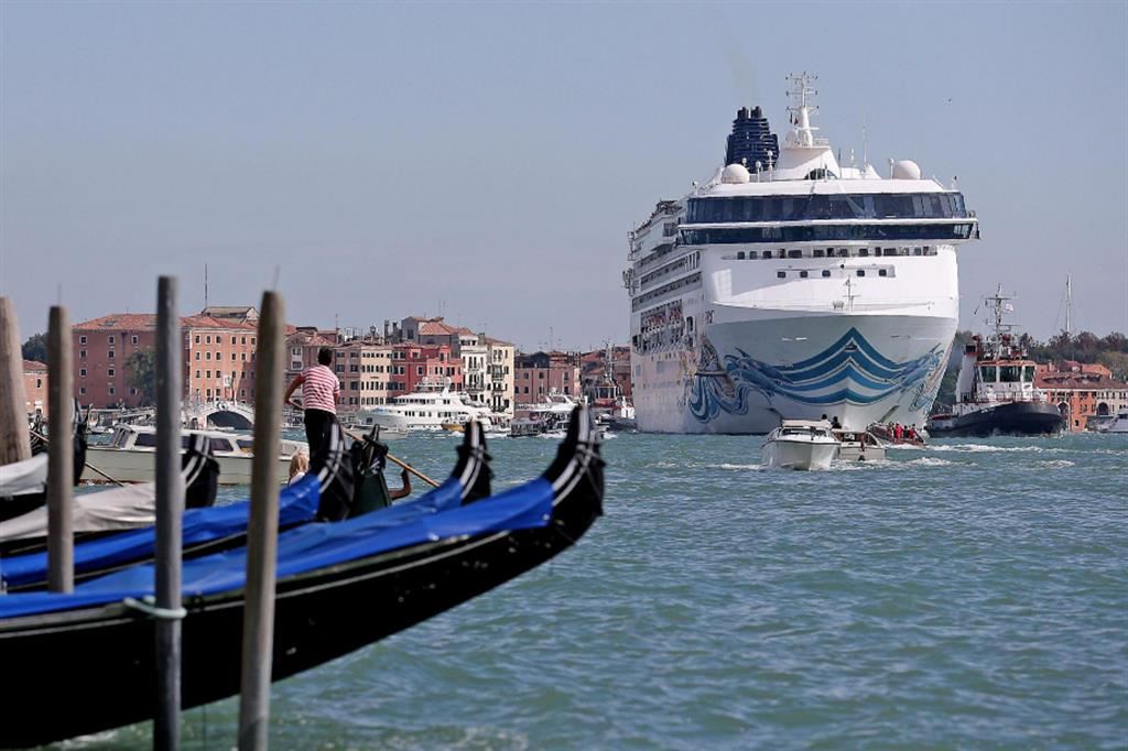 Una nave da crociera a Venezia