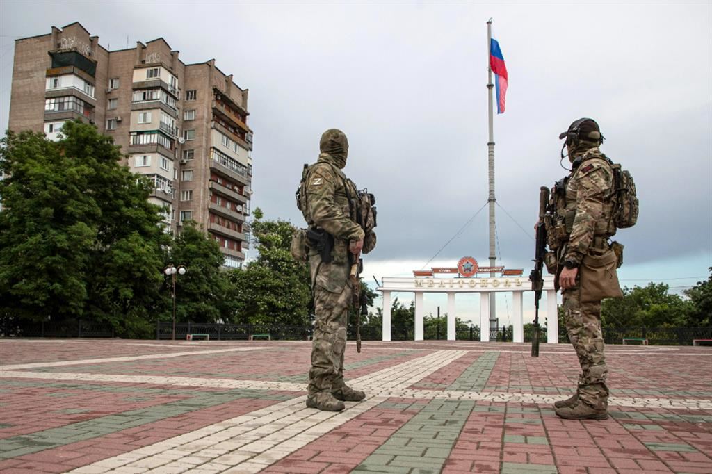 La città di Melitpol, nel sud dell'Ucraina, occupata dai russi con i militari di Mosca che presidiano le strade