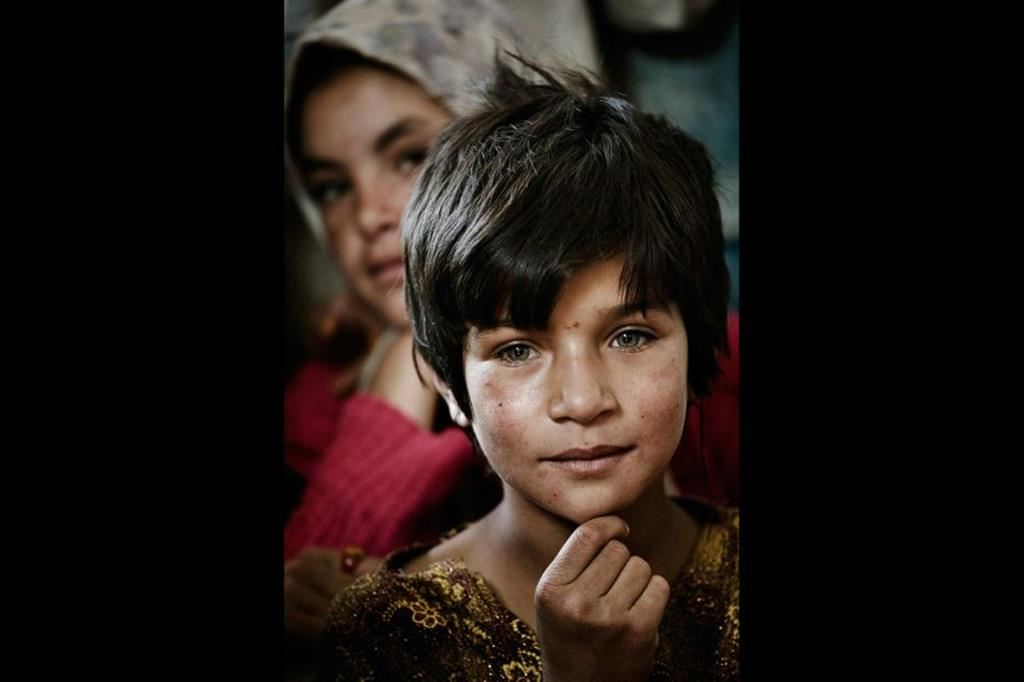 Asia, 7 anni. "Sono fidanzata, ma non voglio sposarmi, cioè non prima di aver studiato e imparato di più. Vorrei diventare insegnante. Spero che da grande il mio fidanzato sarà un uomo buono". Beneficiaria di un progetto di sviluppo rurale dell’ex GVC (Gruppo di Volontariato Civile), ora WeWorld-GVC. Provincia di Herat, Afghanistan
