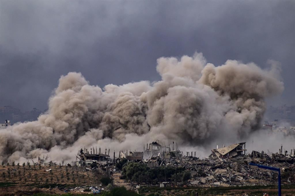 Esplosioni sul nord della Striscia di Gaza viste dal confine sud di Israele, il 22 novembre