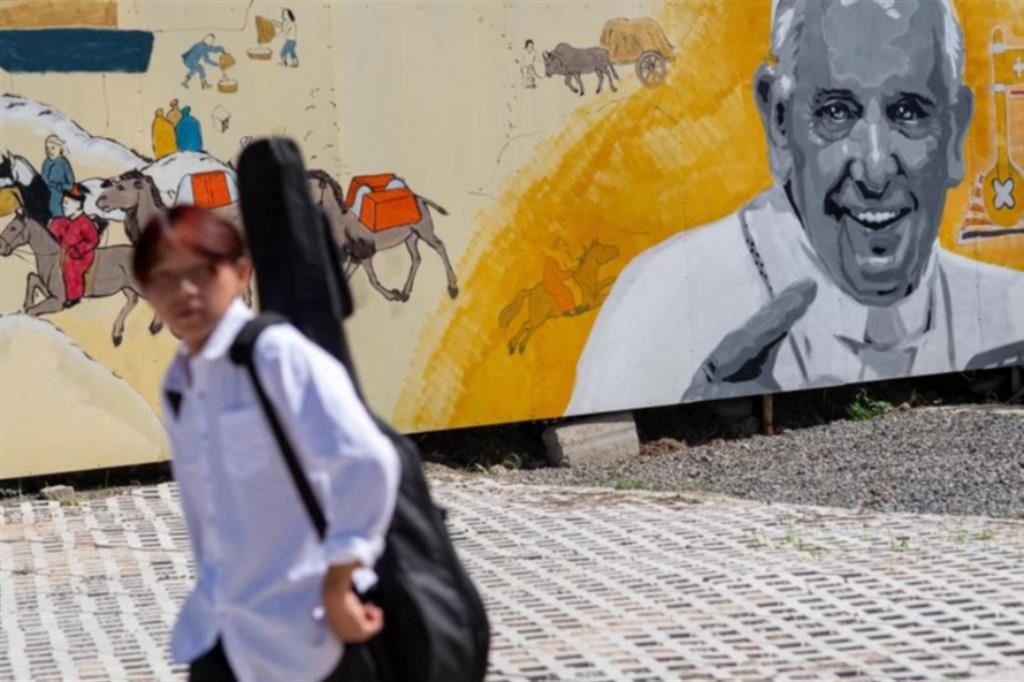 Un murale di papa Francesco a Ulan Bator