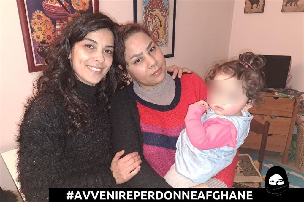 Hamida (al centro) insieme alla sua piccola Helèn e all'amica Leily nella casa a loro offerta dall’associazione Papa Giovanni XXIII di don Benzi in Emilia Romagna