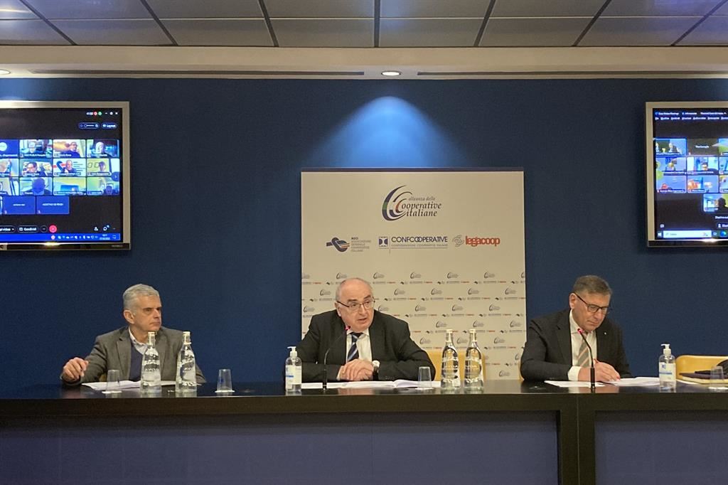 Maurizio Gardini (al centro) riconfermato alla presidenza