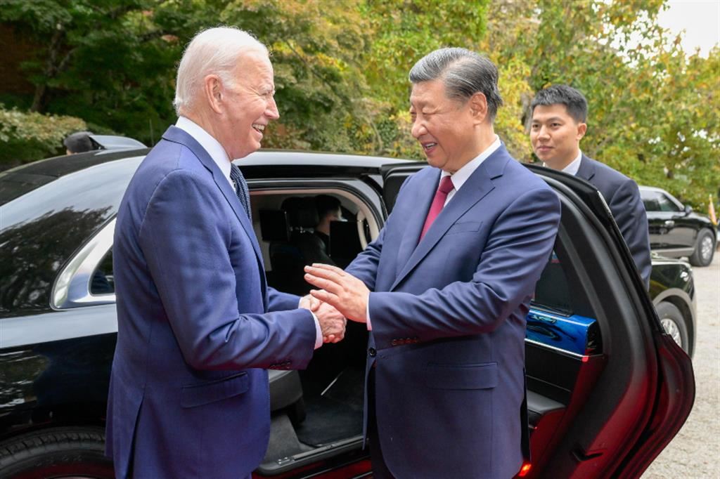 La stretta di mano tra Joe Biden e Xi Jinping