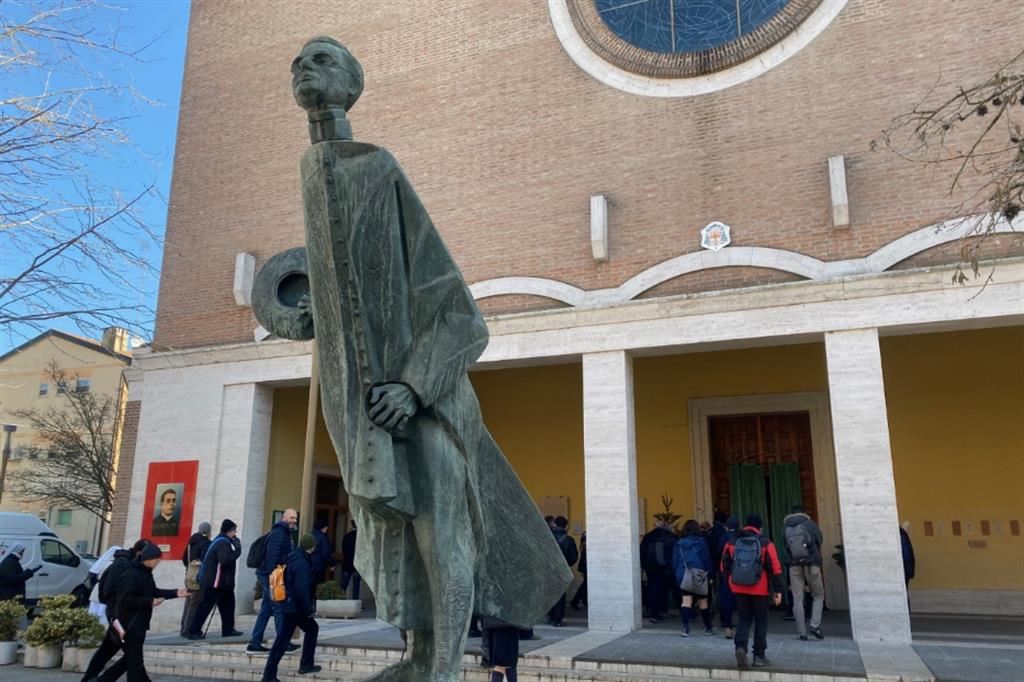 La statua dedicata a don Giovanni Minzoni sul piazzale della chiesa di San Nicolò ad Argenta