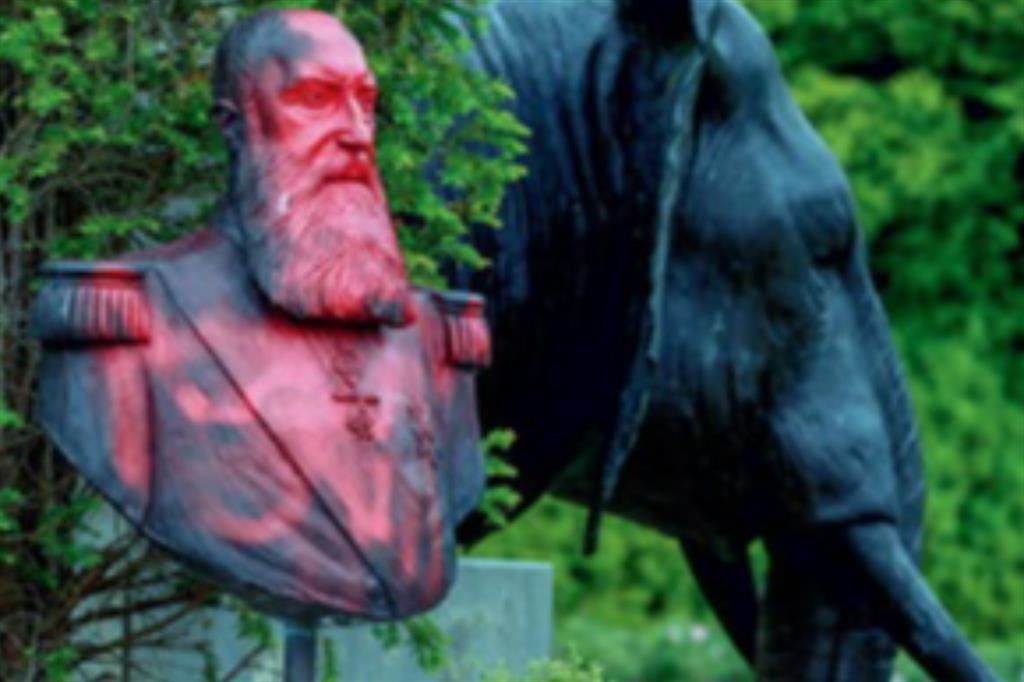 Una statua del re belga Leopoldo II imbrattata di vernice