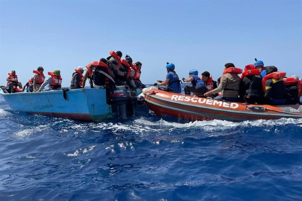 Un soccorso di migranti in mare