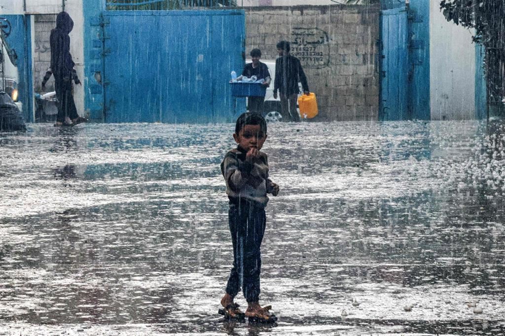 Un bimbo sotto la pioggia, a Gaza City