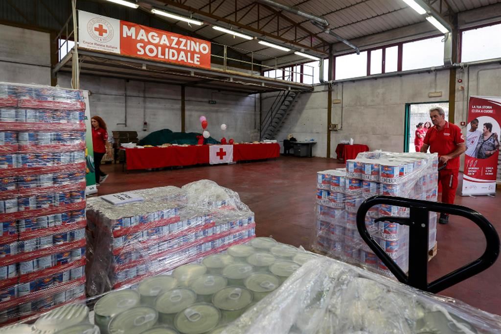Un magazzino solidale della Croce Rossa