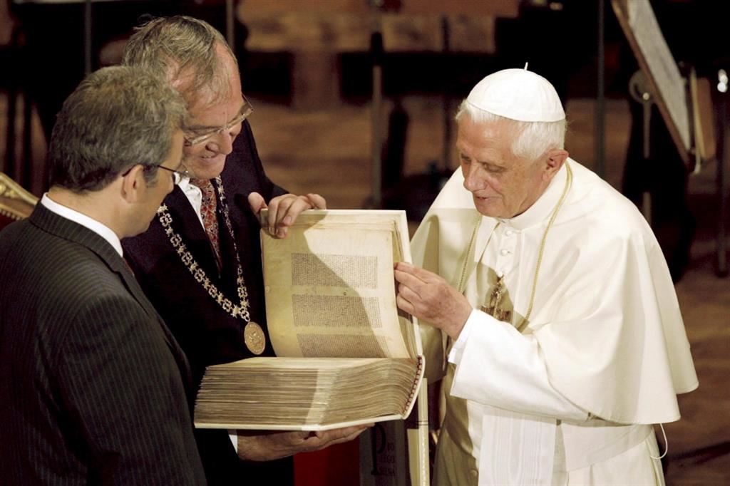 12 settembre 2006, papa Benedetto durante a visita alla Università di Ratisbona, dove pronunciò un celebre discorso al mondo della scienza, nel corso della visita nella “sua” Baviera
