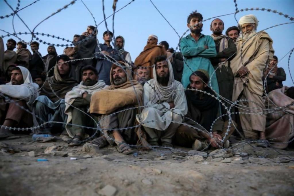 Un gruppo di rifugiati afghani fermi dopo avere varcato il confine con il Pakistan, in attesa di ottenere almeno un rifugio temporaneo dopo il rientro forzato in patria. Adesso dovranno lasciare il Pakista. Per andare dove?