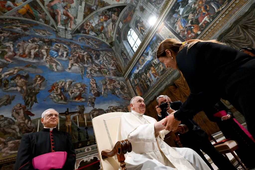 Il Papa con gli artisti nella Cappella Sistina nel 50° anniversario della Collezione di arte moderna e contemporanea dei Musei Vaticani