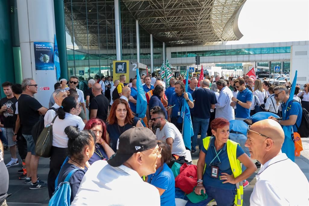 La protesta del personale degli aeroporti a Fiumicino (Roma)