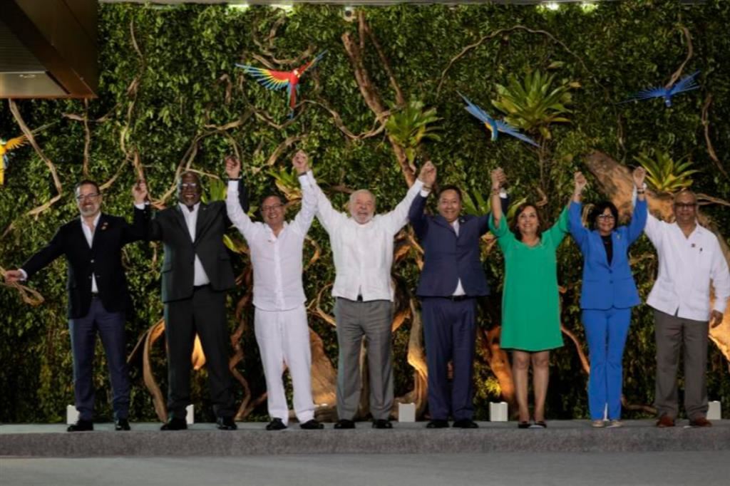 Foto di gruppo festosa (nonostante i magri risultati) per i partecipanti al vertice sull’Amazzonia a Belém
