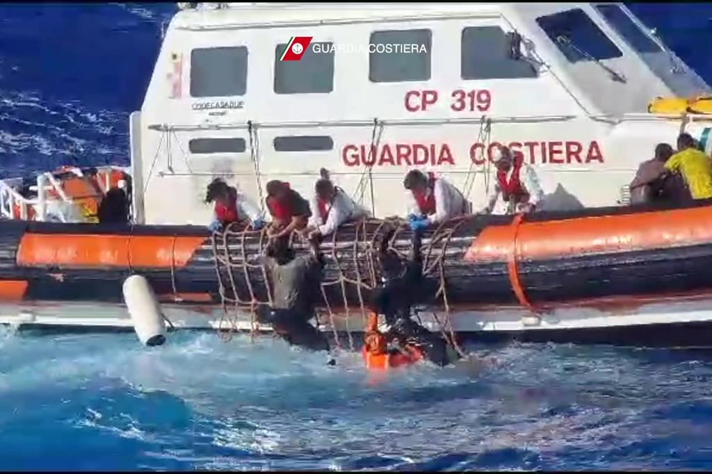 Un'operazione di salvataggio da parte della Guardia costiera italiana
