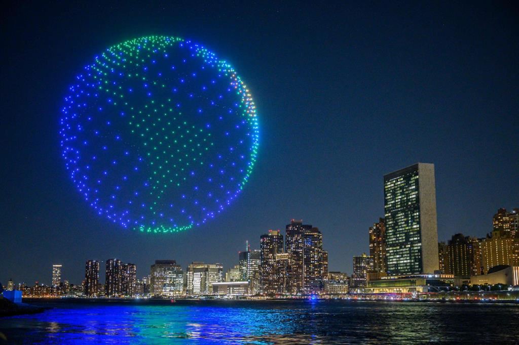 I droni disegnano il globo terrestre nel cielo davanti al Palazzo dell'Onu a New York che da martedì aprirà i lavoro dell'Assemblea generale: il clima sarà uno dei temi al centro dei dibattiti