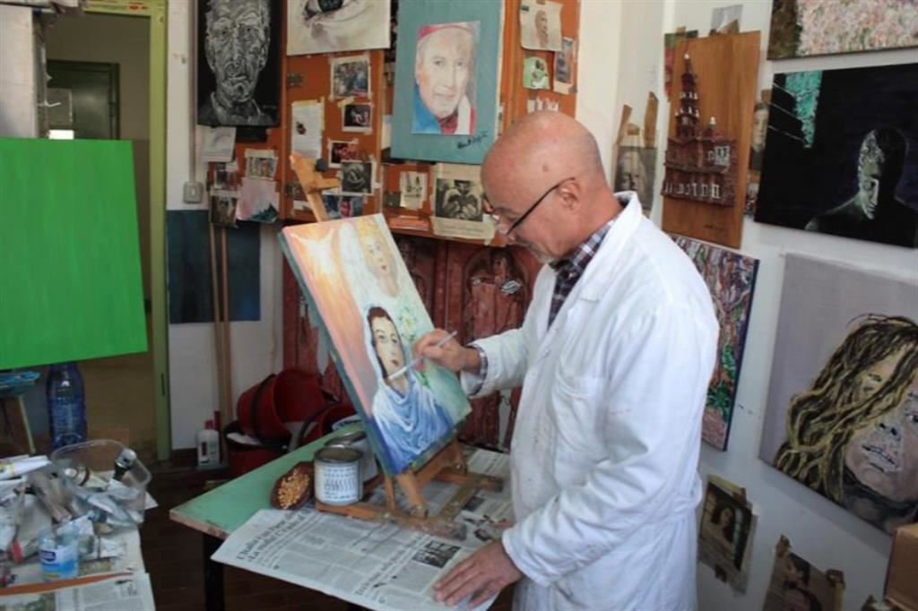Marcello D'Agata mentre dipinge