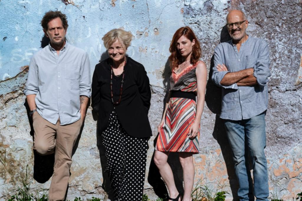 Il cast di "Le gratitudini": da sinistra Lorenzo Lavia, Lucia Vasini, Valentina Bartolo e Paolo Triestino