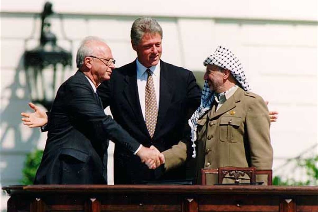 Yitzhak Rabin, Bill Clinton e Yasser Arafat durante la firma degli Accordi di Oslo del 13 settembre 1993