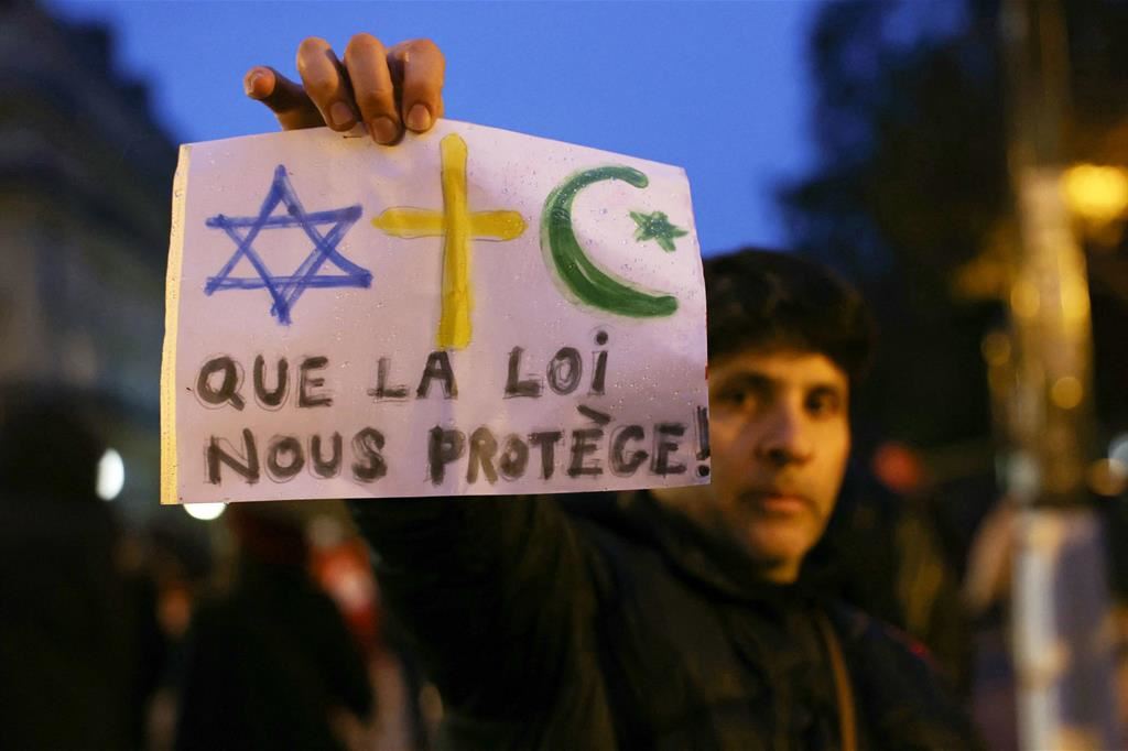 Una manifestazione contro l'antisemitismo a Parigi