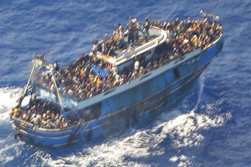 Il peschereccio stracarico di migranti: a bordo sarebbero stati almeno 700, solo 104 i sopravvissuti