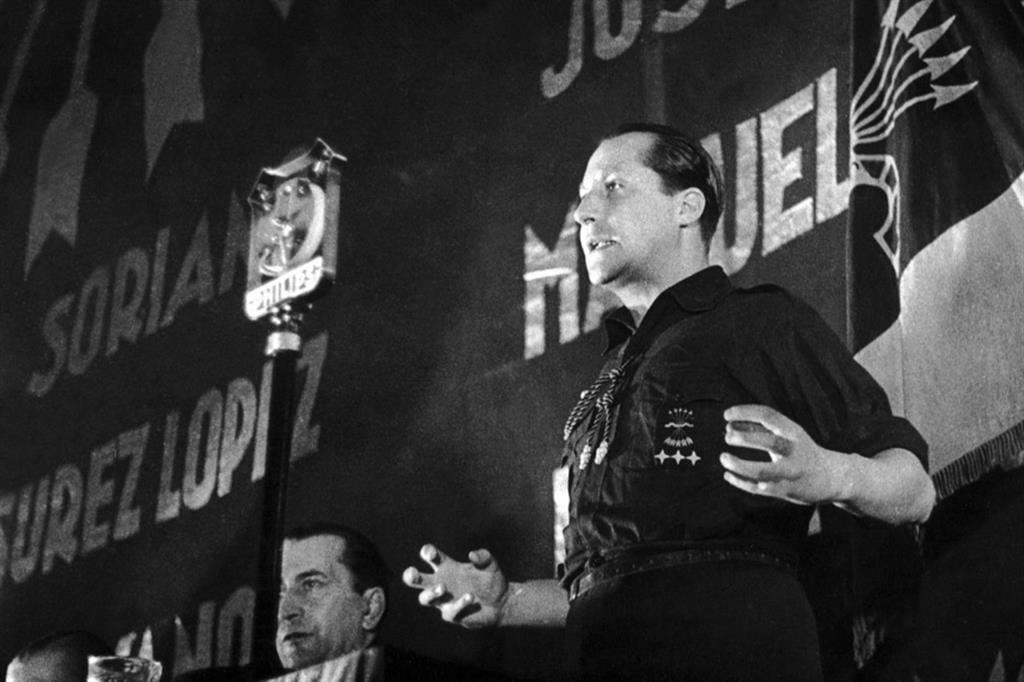 José Antonio Primo de Rivera, il fondatore della Falange fascista, durante un comizio