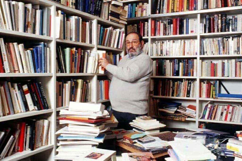 Il grande scrittore Umberto Eco nella sua biblioteca