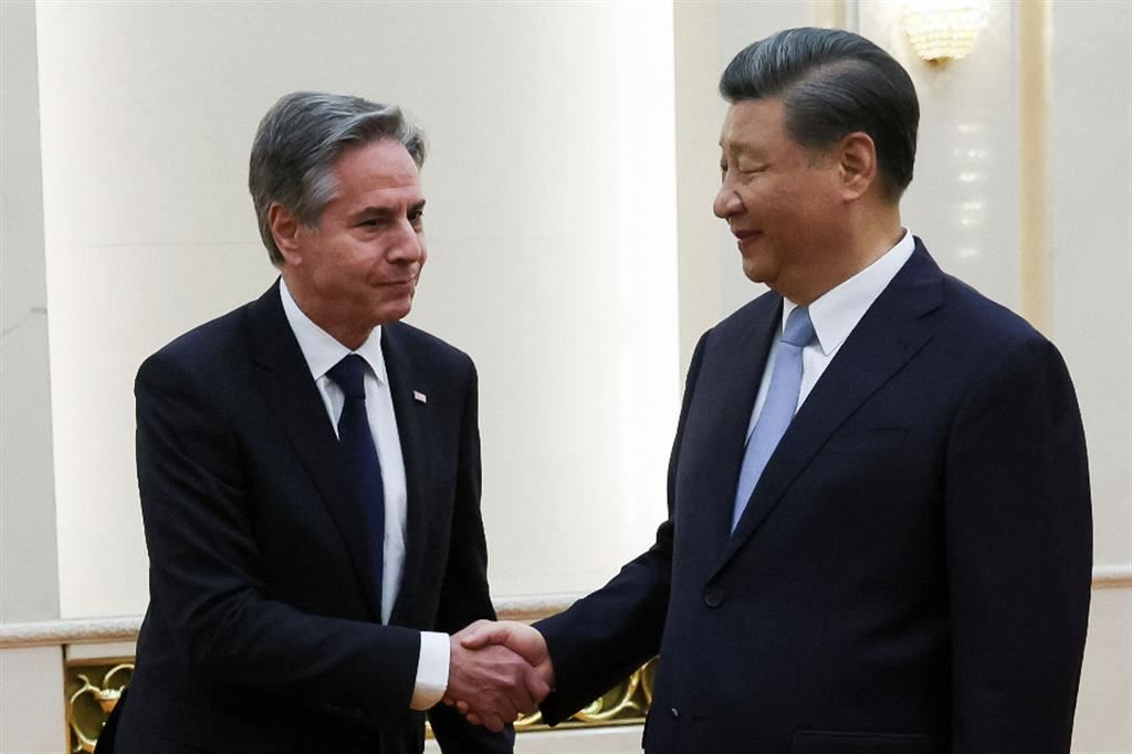 La stretta di mano a Pechino fra il segretario di Stato Usa, Anthony Blinken, e il presidente cinese Xi Jinping