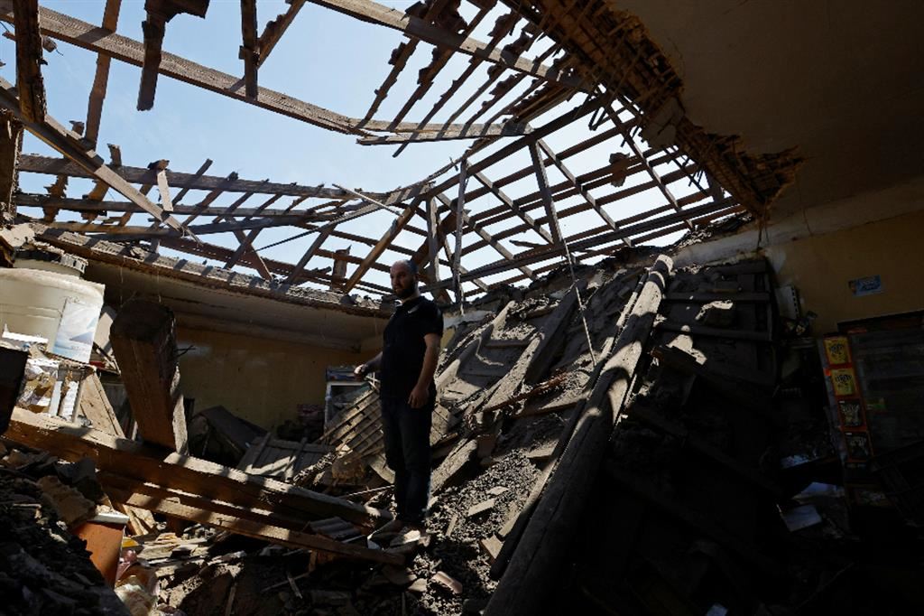 Un edificio bombardato a Makayevka nel Donetsk