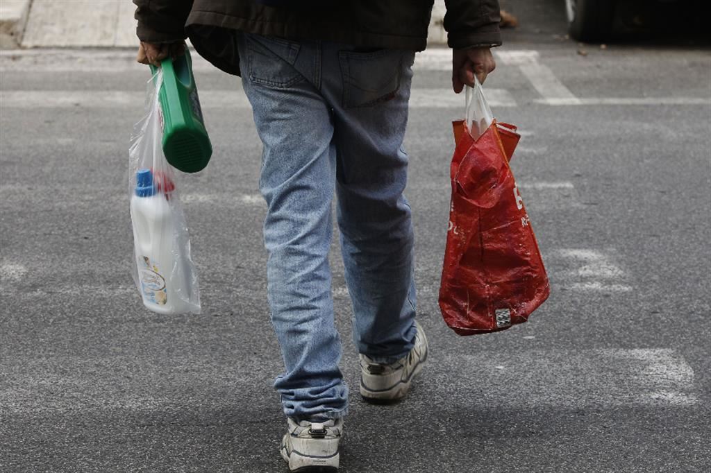 La Corte Ue ha bocciato la legge italiana che vieta i sacchetti di plastica