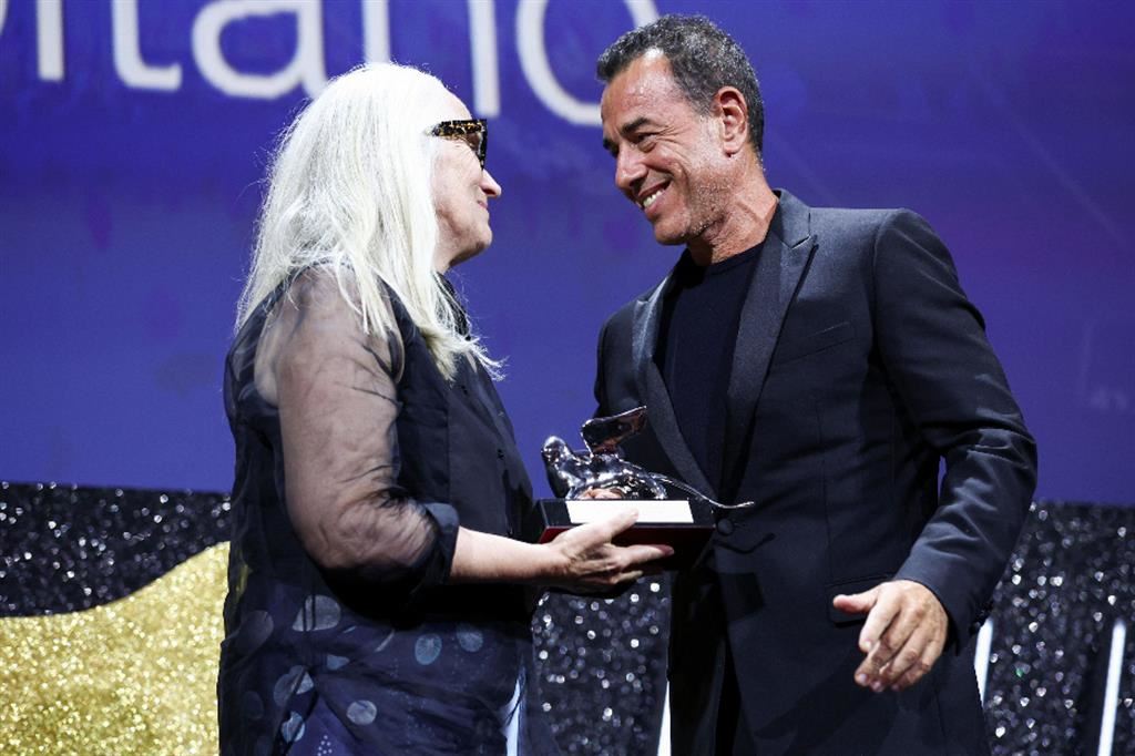 Matteo Garrone riceve il premio alla regia da Jane Campion
