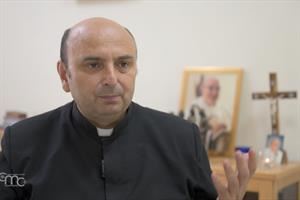 Il parroco di Gaza: «Siamo stanchi dei raid, una tregua è ancora possibile»