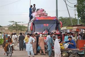 Il Pakistan: gli afghani irregolari via entro un mese. Sono 1,73 milioni