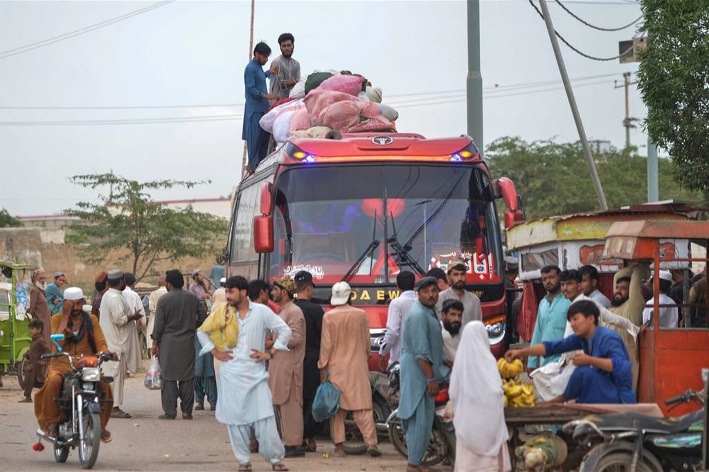 Profughi su un pullman in partenza da Karachi per l'Afghanistan, il 21 settembre scorso