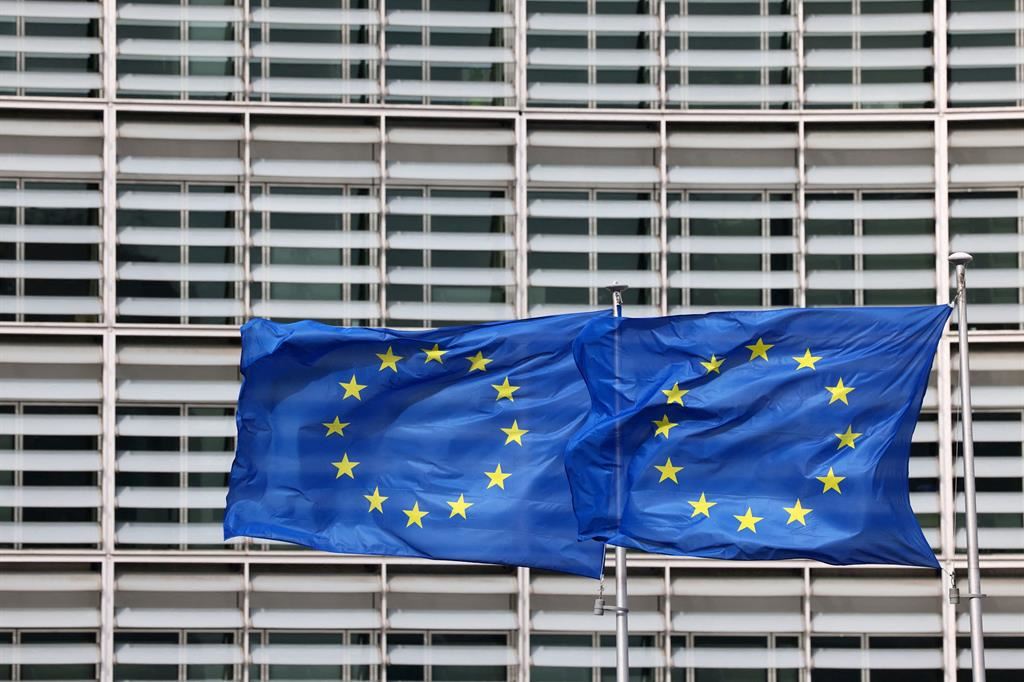 Bandiere dell'Unione europea davanti alla sede della Commissione, a Bruxelles