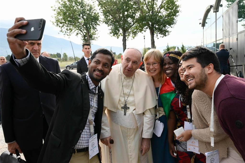 Il Papa ad Assisi lo scorso anno assieme ad alcuni giovani del movimento Economy of Francesco
