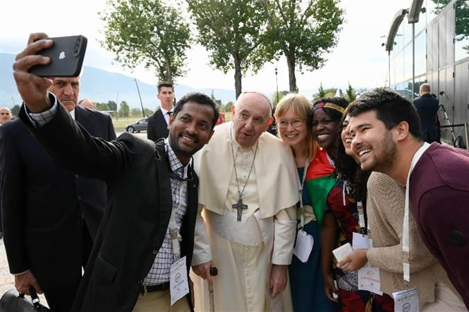 Il Papa ai giovani: «L’economia integrale? Con e per i poveri»