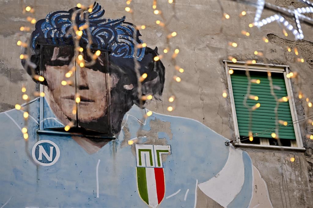 Il murales dedicato a Diego Armando Maradona nei vicoli dei quartieri Spagnoli di Napoli